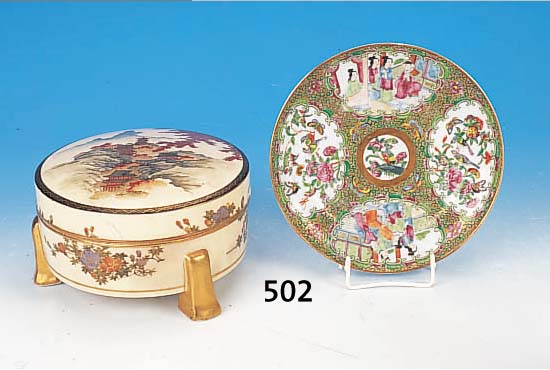 DECKELDOSE, JAPAN, SATSUMA, TOKIYO, 20/30ER JAHRE, STEINGUT, BUNTE BEMALTUNG, AUF DEM DECKEL LANDSCHAFTSDARSTELLUNG, UMLAUFENDER FLORALER ...
