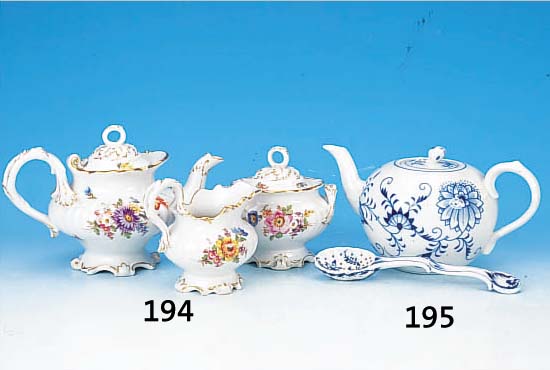 Konv. 2 Teile Meissen: Kanne um 1900, H. 13 cm; Sieblöffel, um 1860, 2. Wahl, L. ca. 20 cm, Porzellan, blaue Bemalung in ...