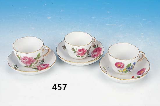 ZWEI MOKKATASSEN M. UNTERTASSEN, MEISSEN, 2. WAHL, PORZELLAN, BUNTE BEMALUNG, DEKOR ROTE ROSE, GOLDSTAFFAGE, TASSENH. 5 CM