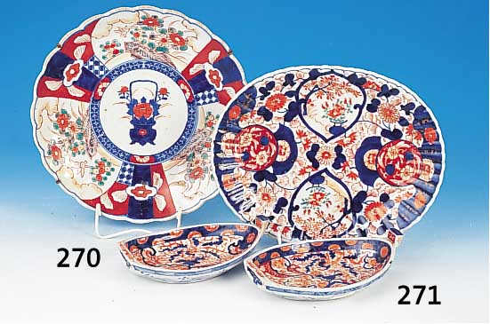 Drei Teile Pozellan, Japan, um 1900, Imari, ovale Schale ca. 31 x 24 cm, zwei Schalen in Schiffchenform, eines best., je ca. 20 x 13 cm