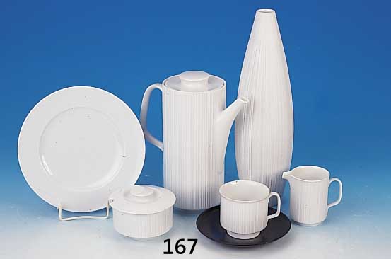 Kaffeeservice, Rosenthal, 1969, Variation von Tapio Wirkkala, Porzellan weiß gerieft undmattschwarzt, bestehend aus Kanne, Sahnegies- ser und ...