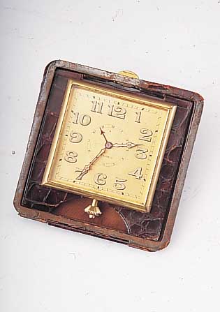 LEMANIA Etui/Reisewecker Modell 8-Tage, Schweiz um 1938, Lederetui, Innengeh. verg., 15 St. Ankerwerk m. Streifenschl., Komp.-Unr.,gebl. ...