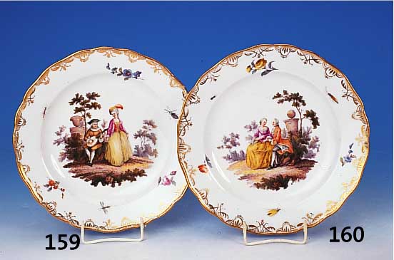 Teller, Meissen, um 1870/80, Porzellan galante Szene im Park, Rand mit Insekten und Blumen verziert, Goldstaffage, D. ca. 22.5 cm