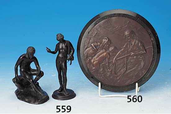 BRONZEPLAKETTE, SIGN. KOWALCZEWSKI, UM 1900, FISCHERIN MIT KINDERN IM RELIEF, SERPENTIN-SOCKEL, D. CA 14 CM