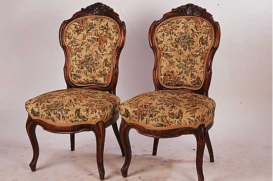 Stuhlpaar, Frankreich, um 1870, Nuábaum massiv mit Schnitzereien, mit altersbedingten Oberfl„chensch„den und Gebrauchsspuren