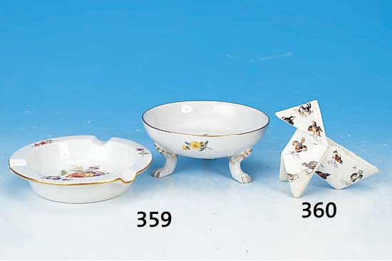 Sog. Schiffchen, Gallée, Ende 19. Jh., Porzellan, bunte Bemalung von Vögeln, sign., H. ca. 8,5 cm, restauriert