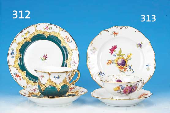 ZWEI KAFFEEGEDECKE, TEICHERT IN MEIßEN, 20ER J., PORZELLAN, BUNTE BLUMENMALEREI, BOUQUETSUND STREUBLüMCHEN, TASSENHöHE 5 CM, D. 10 CM; ...