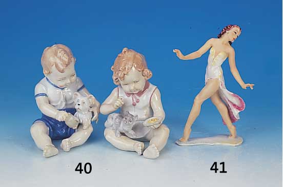 Zwei Porzellanfiguren, Gräfental, 20. Jh., zwei sitzende Kinder, bunt staffiert, H. je 18 cm