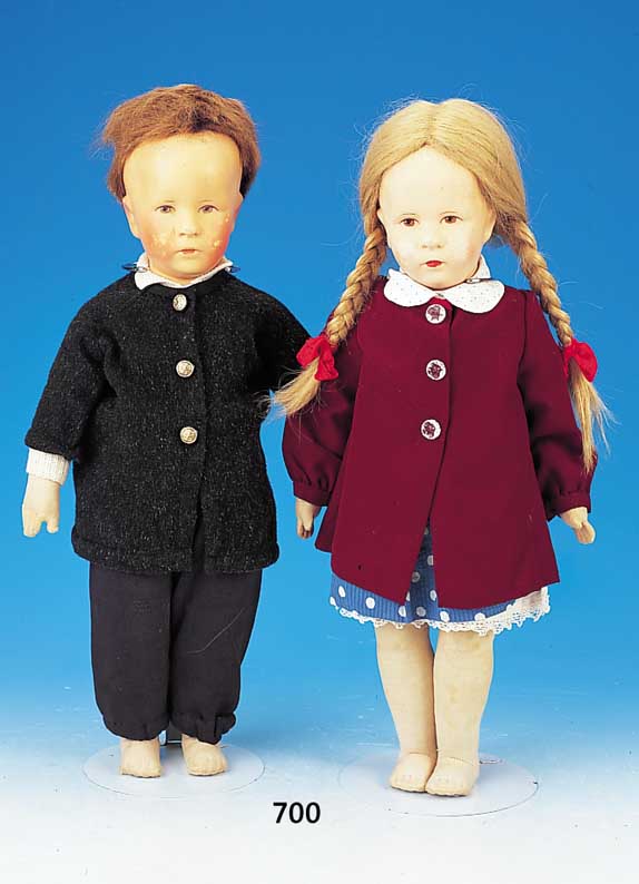 Puppenpaar, Käthe Kruse, um 1932, Typ. VIII., sog. Deutsche Kinder, Kurbelköpfe aus Nessel mit einer Hinterkopfnaht, feine handge-knüpfte ...