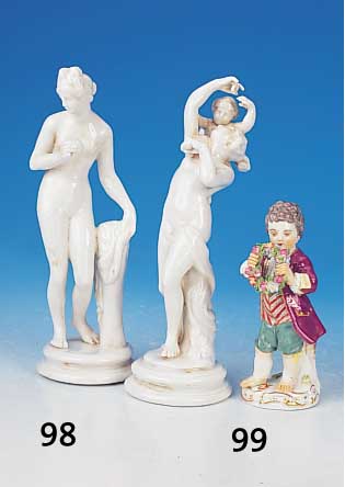 Zwei Figuren, Sitzendorf, 20. Jh., Porzellan, 1 x Frau mit Putto, 1 x Frau mit Apfel, H. ca. 19 u. 19,5 cm, l. Alterssp.