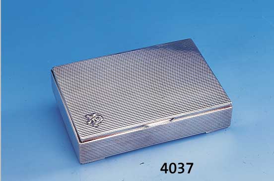 Zigarettendose, Kopenhagen 1952, 830er Silber, Holzkorpus, Rillendekor, min. verbeult, aufgelegtes Monogr., ca. 3 x 13.5 x 9.5 cm