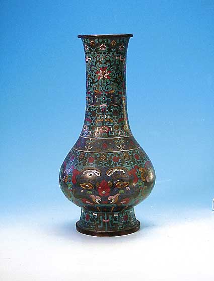 Große Cloisonnevase, China, um 1870/80, famille rose, verbeult, bzw. beschädigt H. 44 cm