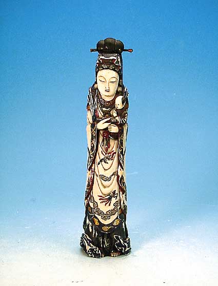 Elfenbeinskulptur, China, um 1890/1900, Guan Ying, bemalt, Frau mit Kind auf dem Arm, leichte Altersspuren, bzw. l. berieben, sam- melwürdig, ...