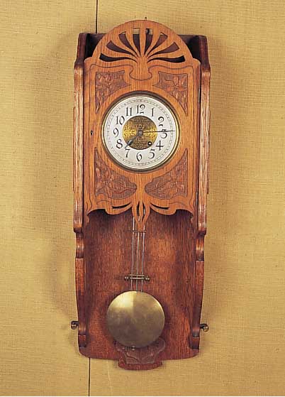 Wanduhr, Lenzkirch, um 1920, geschnitztes Holzgehäuse im Jugendstil, sog. Freischwinger, Messingzifferblatt, versilber- ter ...
