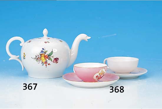 KANNE, NYMPHENBURG, NACH 1960, PORZELLAN, BUNTE FLORALE BEMALUNG, BLUMENBOUQUETS U. STREUBLüMCHEN, H. CA. 12 CM, AUSGIEßER IN ...