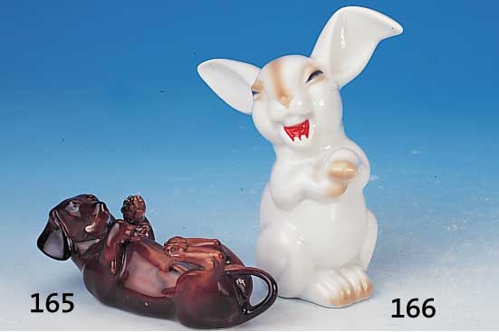 PORZELLANFIGUR, ROSENTHAL, UM 1965, PORZEL- LAN, LACHENDER HASE, SPARSAM BUNT BEMALT, H. CA. 14 CM