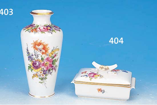 DECKELDOSE, MEISSEN, 30ER JAHRE, 2. WAHL, PORZELLAN, BUNTE BEMALUNG, STREUBLüMCHEN, H. CA. 7 CM, L. CA. 14 CM, GOLDSTAFFAGE, AM RAND L. BEST.