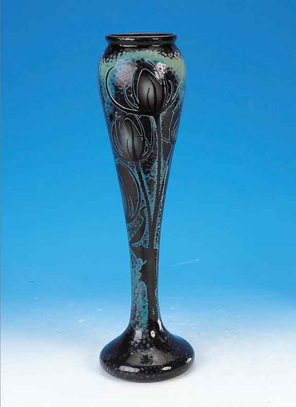 GROßE VASE, DAUM NANCY, UM 1902-03, FARBLOSES SCHICHTGLAS, ZWISCHEN DEN SCHICHTEN PARTIELL GELB UND ROTBRAUN EINGEPUDERT, ...