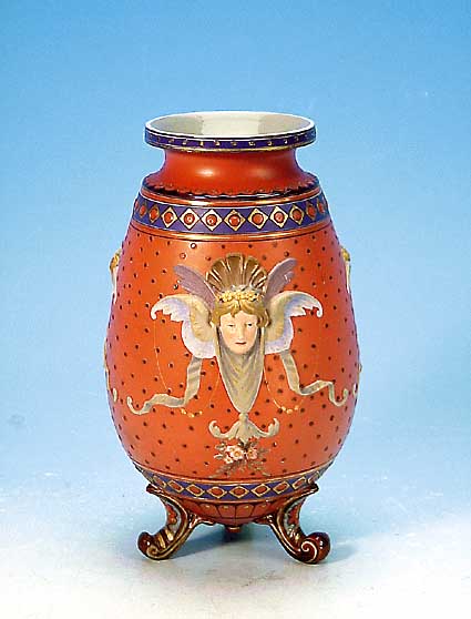 Vase, Mettlach, um 1880, Steinzeug, teil- reliefiert, mit drei appl. Maskeronen ver- ziert, 1 x an der Nase l. best., auf drei Füßchen ...
