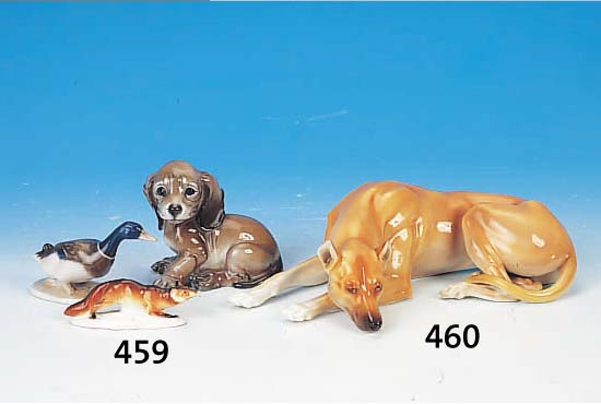 Liegende Dogge, Nymphenburg, Prof. Theodor Kärner, Porzellan, Modell 151, Entw. 1909, Ausformung 1920/25, bunte naturalist. Bema- lung, ...