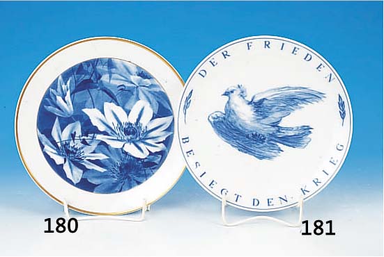 ZIERTELLER, MEISSEN, 1946, PORZELLAN, BLAUE BEMALUNG, FRIEDENSTAUBE, BEZ. DER FRIEDEN, BESIEGT DEN KRIEG, D. CA. 25,5 CM