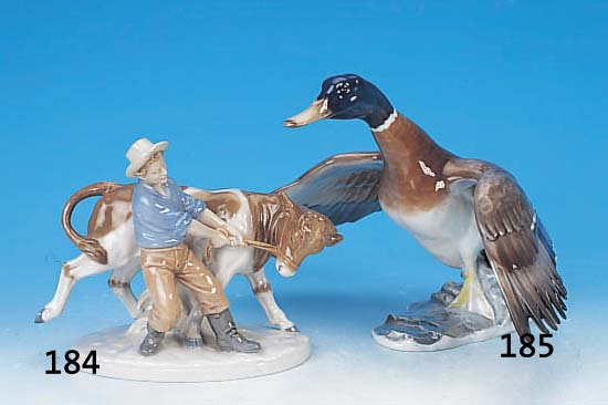 SKULPTUR, WOHL HEUBACH, UM 1910, PORZELLAN, BAUER MIT KUH, BUNT STAFFIERT, H. CA. 17 CM, L. CA. 22 CM, AN DEN OHREN KLEINER GLASURFEHLER