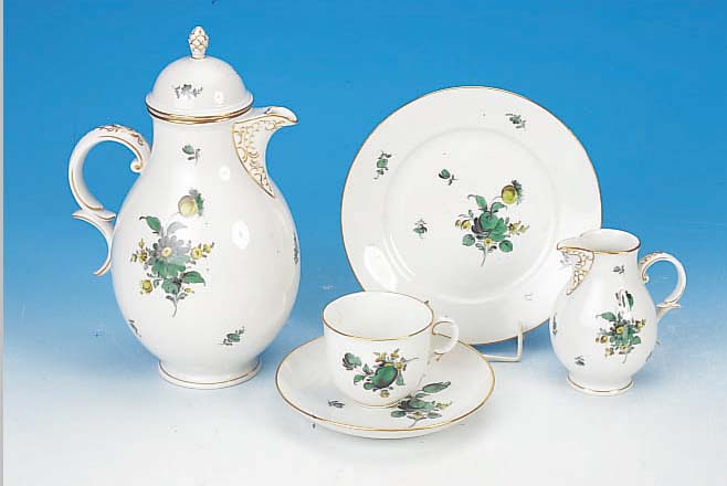 Kaffeeservice, Nymphenburg, um 1944, Por- zellan, florale Bemalung in versch. Grüntönen,Goldstaffage, best. aus: 6 Tassen mit Unter- tassen; 6 ...