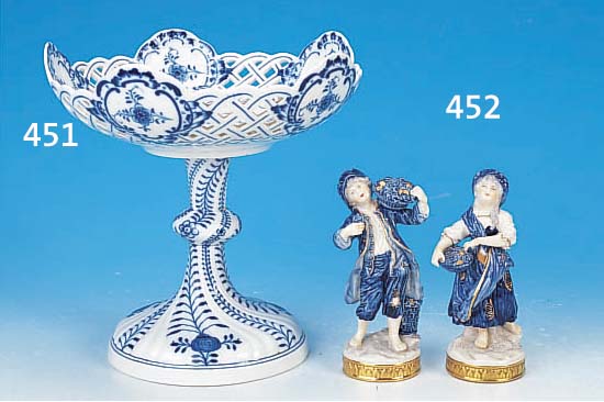 FUßSCHALE, MEISSEN, UM 1880, PORZELLAN, BLAUE BEMALUNG, ZWIEBELMUSTER, RAND IN DURCH- BRUCHARBEIT, H. CA. 23 CM