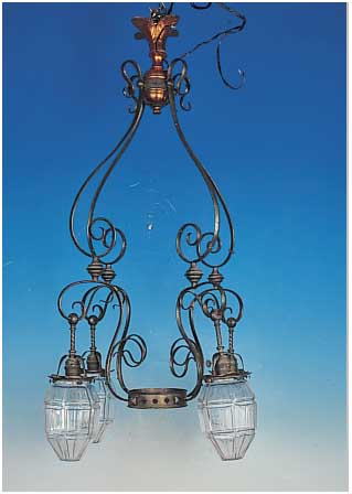 GROßE DECKENLAMPE, DEUTSCH, UM 1890, MESSING MASSIV, EHEMALIGE UMGEBAUTE GASLAMPE, MIT VIER GLASSCHIRMEN, H. KORPUS CA. 96 CM, FUNKTION ...