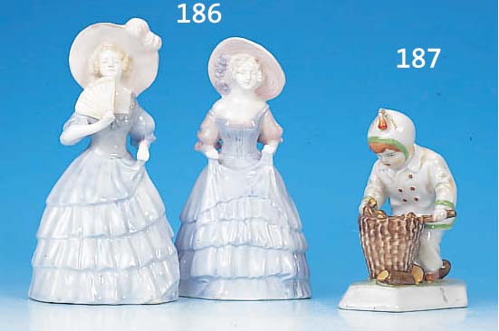 ZWEI DAMEN, ÖSTERR., UM 1900, BUNT STAFFIERT, KRAKELIERT, JEWEILS AM ROCK- SAUM MIN. BEST., H. CA. 21 CM, 1 X MIT BRAND- RIß AN DER ...