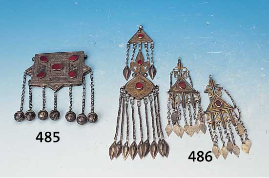 Ohrgehänge, Afghanistan, um 1900, 2-teilig, Silber, Karneole, l. besch., L. ca. 17,5 cm