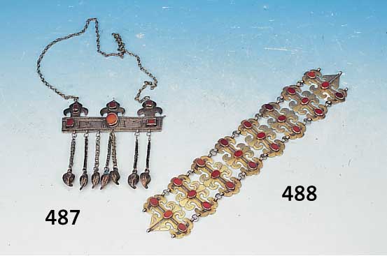 Turkmenenschmuck, Afghanistan, um 1900, Silber, mit Karneolbesatz, L. 32 cm, l. Alterssp. Kopfschmuck