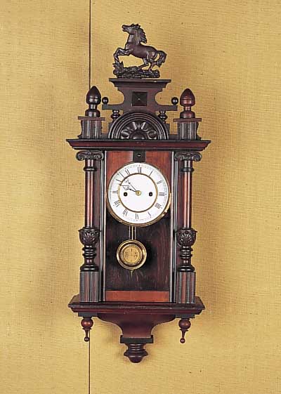 Wanduhr mit Musikwerk, deutsch, um 1900, verziertes Holzgehäuse, Originalaufsatz mit Bekrönung (minim. Reste alten Wurmbefalls), dreiseitig ...