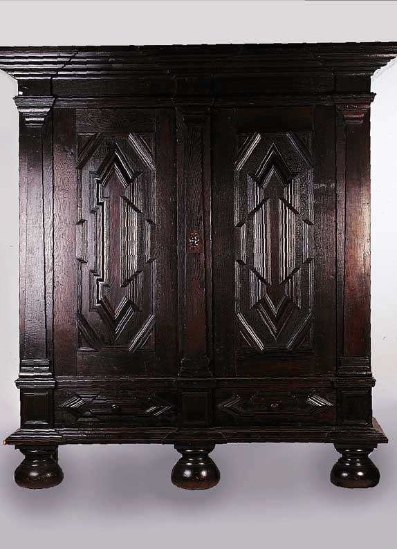 Groáer Dielenschrank, deutsch, um 1740, Eiche massiv, groáe aufgelegte Kassetten, z.T.eingelassen, seitl. Kassetten aus dem ...