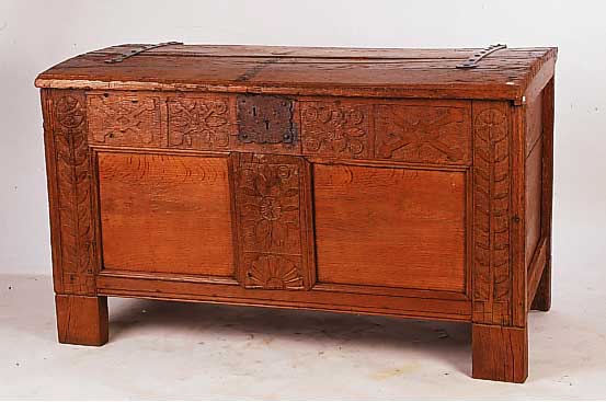 Truhe, norddeutsch, um 1740, Eiche massiv, geschmiedete Beschl„ge, Alterssch„den, ohne Schlssel, 79 x 135 x 70cm