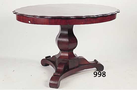 Tisch, England, 19. Jh., Mahagoni, min. Schwundriß, gewellter Rand, l. Altersspuren, D. 109cm