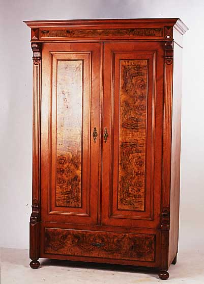 Garderobenschrank, deutsch, um 1890, Nuábaumfurnier, Wurzelnuá, Sockelschubblender,Fachboden und Stange, Altersspuren, dekorativ,195 x 120 ...
