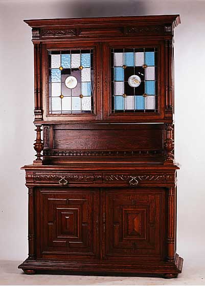 Aufsatzbuffet, Frankreich, um 1890, Eiche massiv, Volls„ulendekor, mit Bleiglas- scheiben, prunkvoll, leichte Alters- und ...