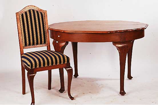 Tisch und vier Sthle, um 1900/10, Eiche massiv und Eichefurnier, Barockstil, neu bezogen, Tisch: 75 x 119 x 90 cm