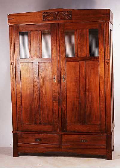Garderobenschrank, deutsch, um 1910, Esche massiv, kirschbaumfarbig, mit gerieften Glasscheiben, 203 x 143 x 60 cm, eleganter Jugendstil