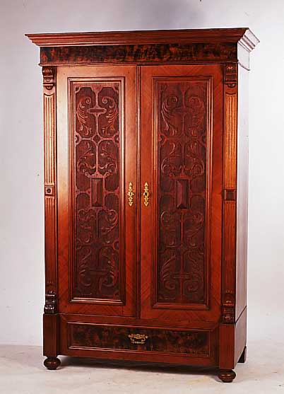 Schrank, Grnderzeit, um 1890, geschnitzte Kassetten, Sockelschub, drei Fachb”den, 184 x 120 x 61 cm, l. Gebrauchs- spuren