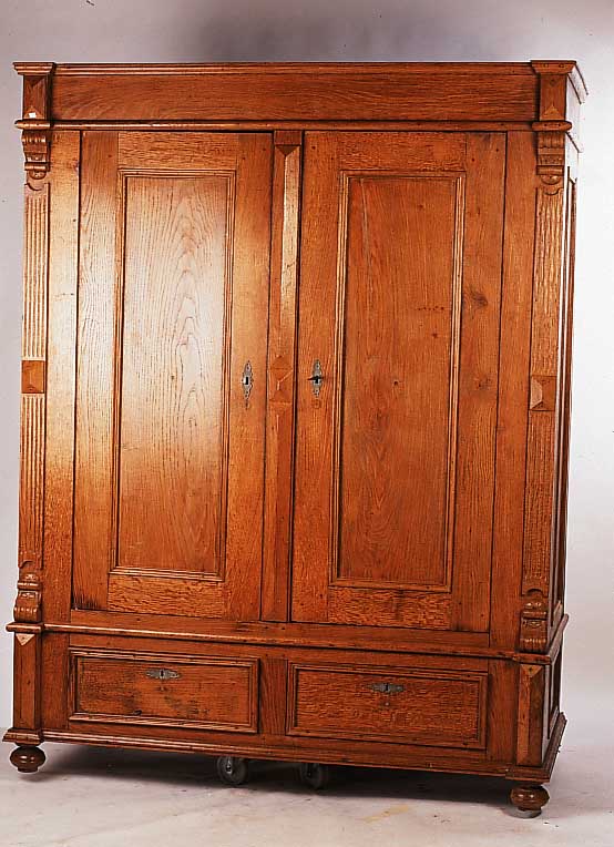 Groáer Eichenschrank, deutsch, um 1890, Eiche massiv, zwei Sockelschbe, kassettiert,zwei B”den, 200 x 175 x 55 cm