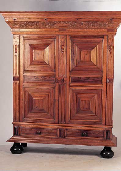 Kissenschrank, Holland, 30er Jahre Eichefurnier, z.T. massiv, hell, geschnitzer Hut, leichte Gebrauchsschäden, 179 x 156 x 58.5 cm
