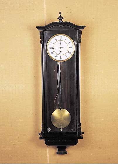 Wanduhr, Gebiet der ehem. k.k. Monarchie, um 1870/80, verziertes Holzgehäuse, schwarz ge-lackt u. gebeizt, dreiseitig verglast, zwei- geteiltes ...