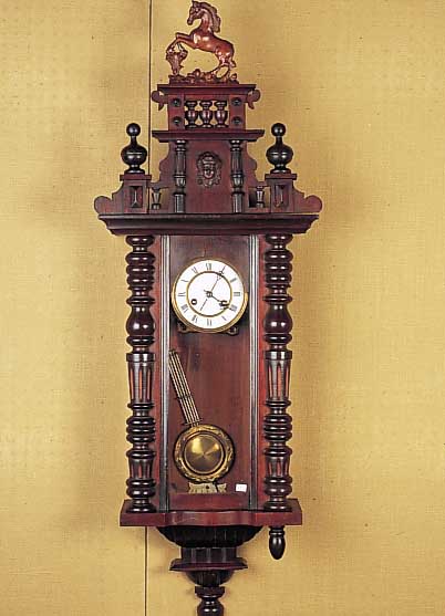 Wanduhr, Uhrenfabrik Haller, Schwenningen, um 1900, verziertes Holzgehäuse, zweiteiliger Originalaufsatz, dreiseitig verglast, zweige- teiltes ...