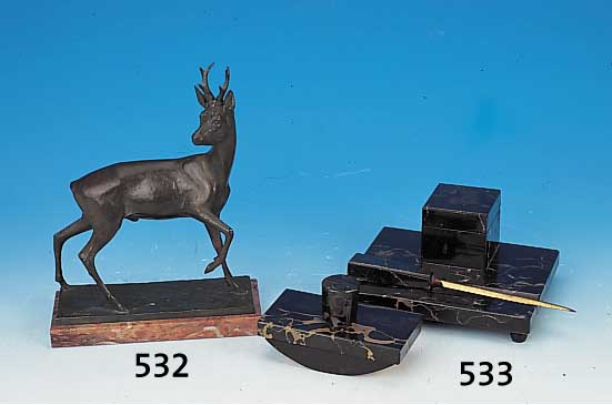 Schreibtischset, deutsch, 30er Jahre, schwarzer geäderter Marmor, bestehend aus Federschale mit Tintenfaß (orig. ...
