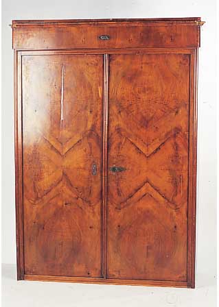 Schrank, deutsch, 19. Jh., Nußbaumfurnier, zweitürig, Füsse und Leisten- stücke fehlen, Spuren von altem Wurmbefall, ...