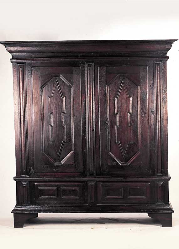 GROßER DIELENSCHRANK,WOHL HAMBURG, UM 1760, EICHE MASSIV, KASSETTIERT, DREI EINLEGEBöDEN, ORIG. SCHLOß, SCHLüSSEL SPäTER, L. REST., AL- ...