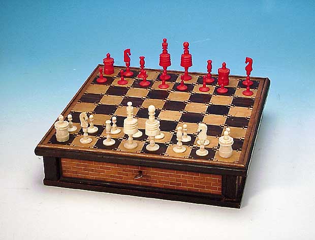 SCHACHSPIEL WOHL 30ER JAHRE, HOLZGEHäUSE, ELFENBEINSPIELFIGUREN, LEICHTE ALTERSSPUREN, DEKORATIV, IM BRETT SCHUBLADE, GEHäUSE ...