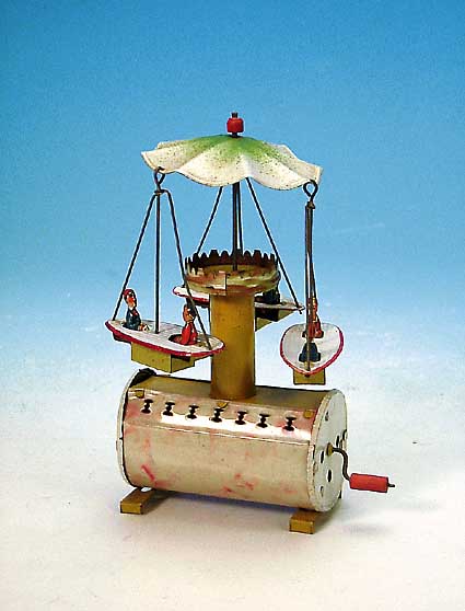 Karusell, wohl deutsch, 50er Jahre, Blech, leicht bespielt, spielt beim Drehen eine kl. Melodie, (sog. Klimperkasten), H.20cm